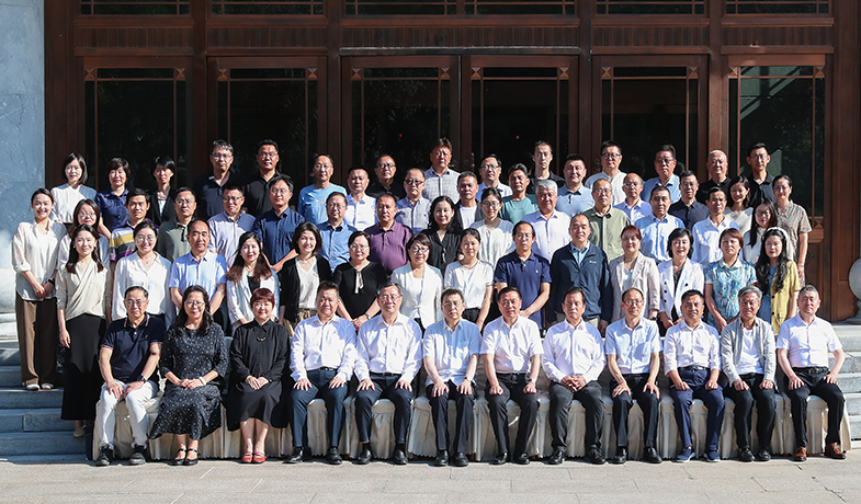 7月20日，第十三屆全國少數民族文學創作駿馬獎全體評委合影