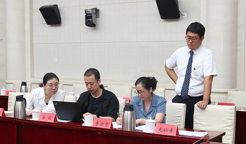 7月31日，工作人員在紀律監察組和公證員的監督下統計選票