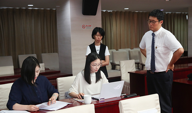 7月31日，工作人員在紀律監察組和公證員的監督下統計選票