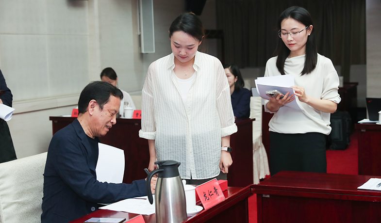 7月31日，評獎委員會主任李敬澤檢查選票統計情況并簽字