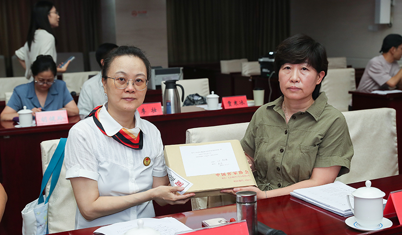 7月31日，公證處和紀律監察組人員展示封存好的終評選票情況