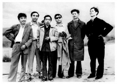路遙（左四）與賈平凹（左三）、陳忠實（右一）等人合影，三人被稱為陜西文學界的“三駕馬車”。資料圖片