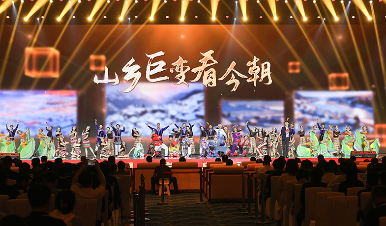 11月16日，在“2024中國文學盛典·駿馬獎之夜”上的文藝表演：情景舞蹈《山鄉巨變看今朝》