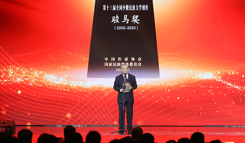 艾布在代表翻譯獎獲獎者發表感言