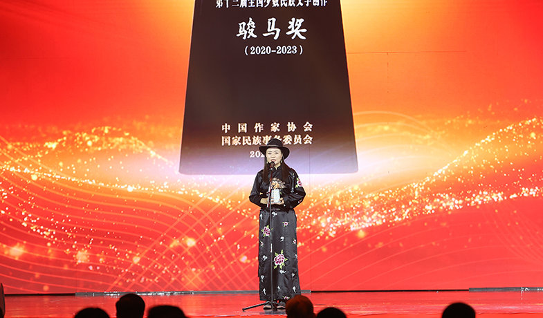 那薩代表詩歌獎獲獎者發表感言