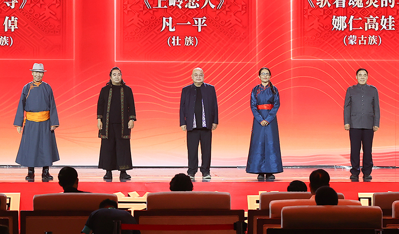 阿尤爾扎納、包倬、凡一平、娜仁高娃、少一領取第十三屆全國少數民族文學創作駿馬獎中短篇小說獎
