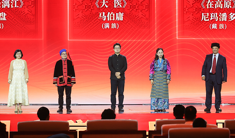 阿舍、光盤、馬伯庸、尼瑪潘多、肉孜·古力巴依領取第十三屆全國少數民族文學創作駿馬獎長篇小說獎