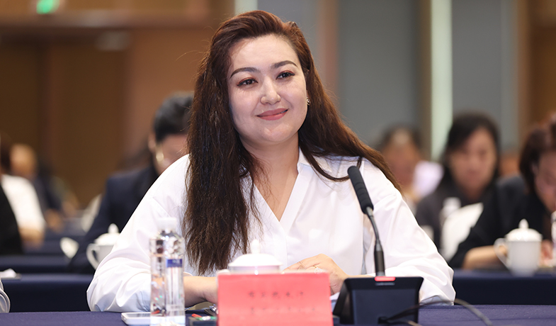 布買熱木汗·吾不力卡司木在座談會上作交流發言