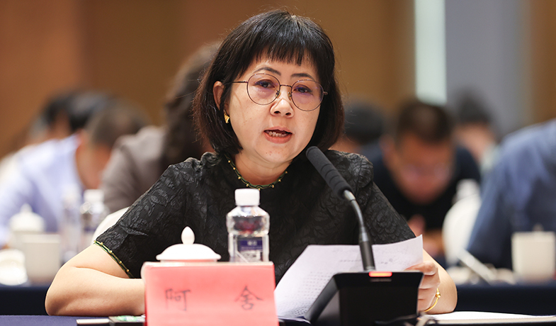 獲獎作家代表阿舍在座談會上作交流發言