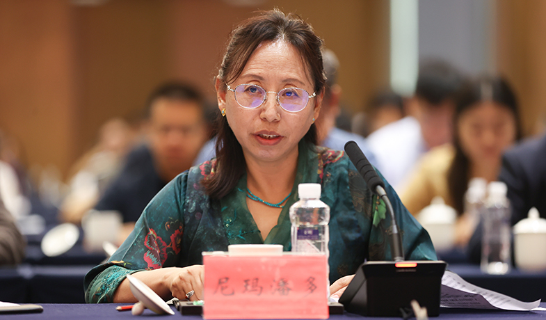 獲獎作家代表尼瑪潘多在座談會上作交流發言