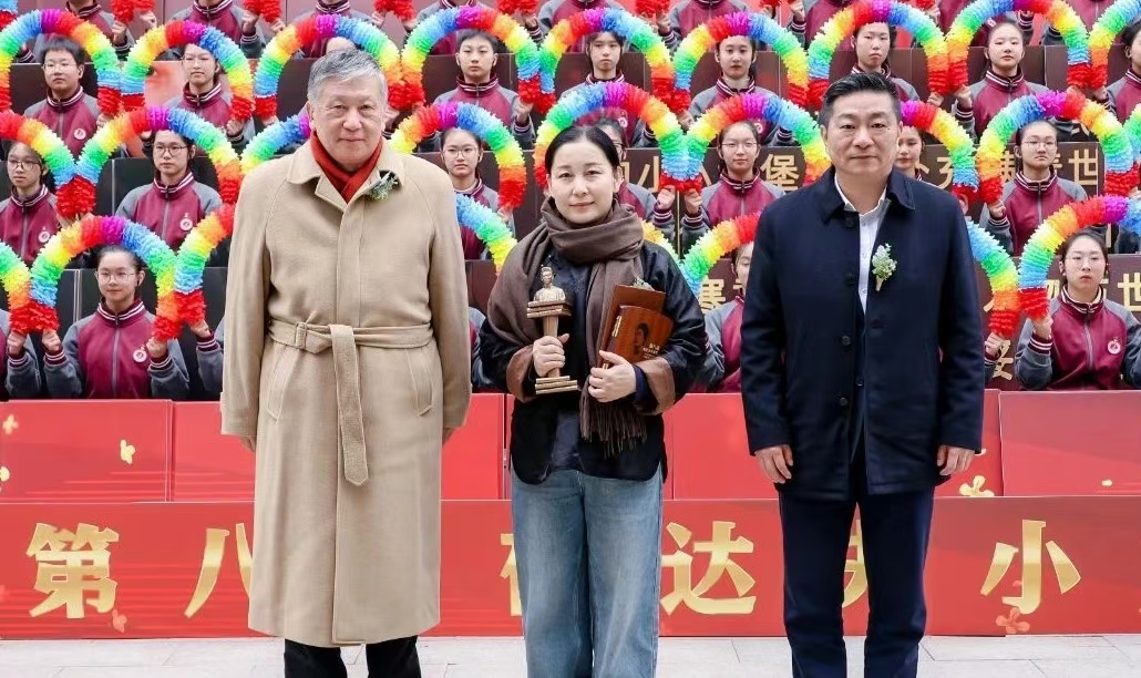 黃海峰、孫甘露為短篇小說首獎獲獎作家金仁順頒獎