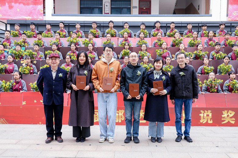 賀紹俊、黃德海為責編獎獲獎者頒獎