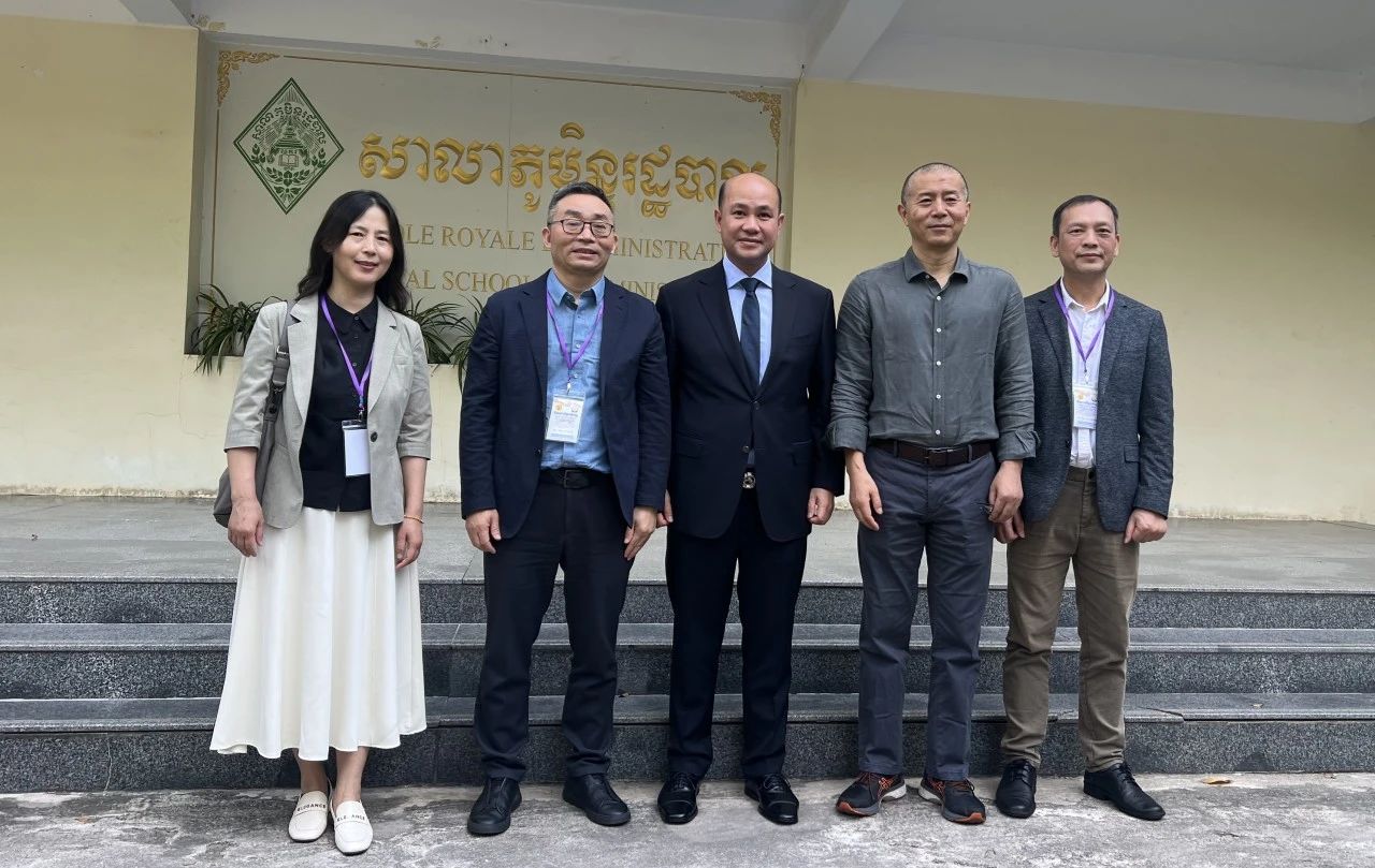 柬埔寨副首相洪瑪尼會見中國作家代表團（左起：付秀瑩、東西、洪瑪尼、畢飛宇、李約熱）