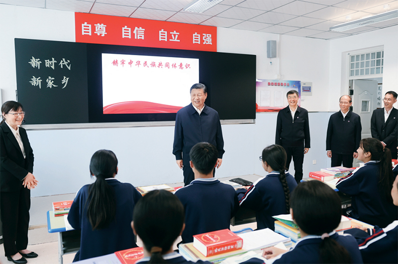 2024年6月18日至19日，中共中央總書記、國家主席、中央軍委主席習近平在青?？疾?。這是18日下午，習近平在果洛西寧民族中學高一（1）班觀摩“新時代、新家鄉”主題思政課。 新華社記者 鞠鵬/攝
