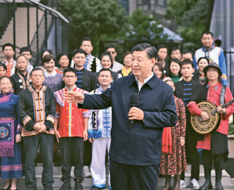 2023年12月14日至15日，中共中央總書記、國家主席、中央軍委主席習近平在廣西考察。這是14日上午，習近平在南寧市良慶區蟠龍社區考察時，同社區各族群眾親切交流。 新華社記者 燕雁/攝