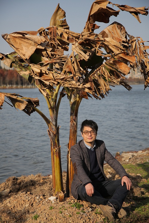 東君，70后寫作者，現居浙江樂清。以小說創作為主，兼及詩與隨筆。結集作品有《東甌小史》《某年某月某先生》《徒然先生穿過北冰洋》《面孔》《無雨燒茶》等。另著有長篇小說《浮世三記》、評論集《隱秘的回響》等。