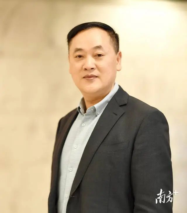 謝有順，男，漢族，1972年7月生，福建長汀人。先后畢業于福建師大和復旦大學中文系，獲文學博士學位。曾任廣東省作家協會創作研究部副主任、一級作家，2006年起任中山大學中文系教授、博士生導師。  先后入選中宣部文化名家暨“四個一批”人才、國務院特殊津貼專家、教育部“長江學者”特聘教授等。兼任中國作家協會文學理論批評委員會副主任、中國小說學會副會長。  主要從事中國當代文學和文化研究。在《文學評論》等刊發表學術論文三百多篇，其中十幾篇論文被《新華文摘》全文轉載。著有《成為小說家》《散文中的心事》《文學的深意》等著作二十幾部，主編《中國當代作家論》等叢書多套。主持多個國家社科基金項目。曾獲馮牧文學獎、中國文聯“啄木鳥杯”優秀論著獎、莊重文文學獎等多個獎項。