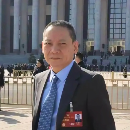 汪惠仁系全國政協委員、民進中央委員、百花文藝出版社總編輯