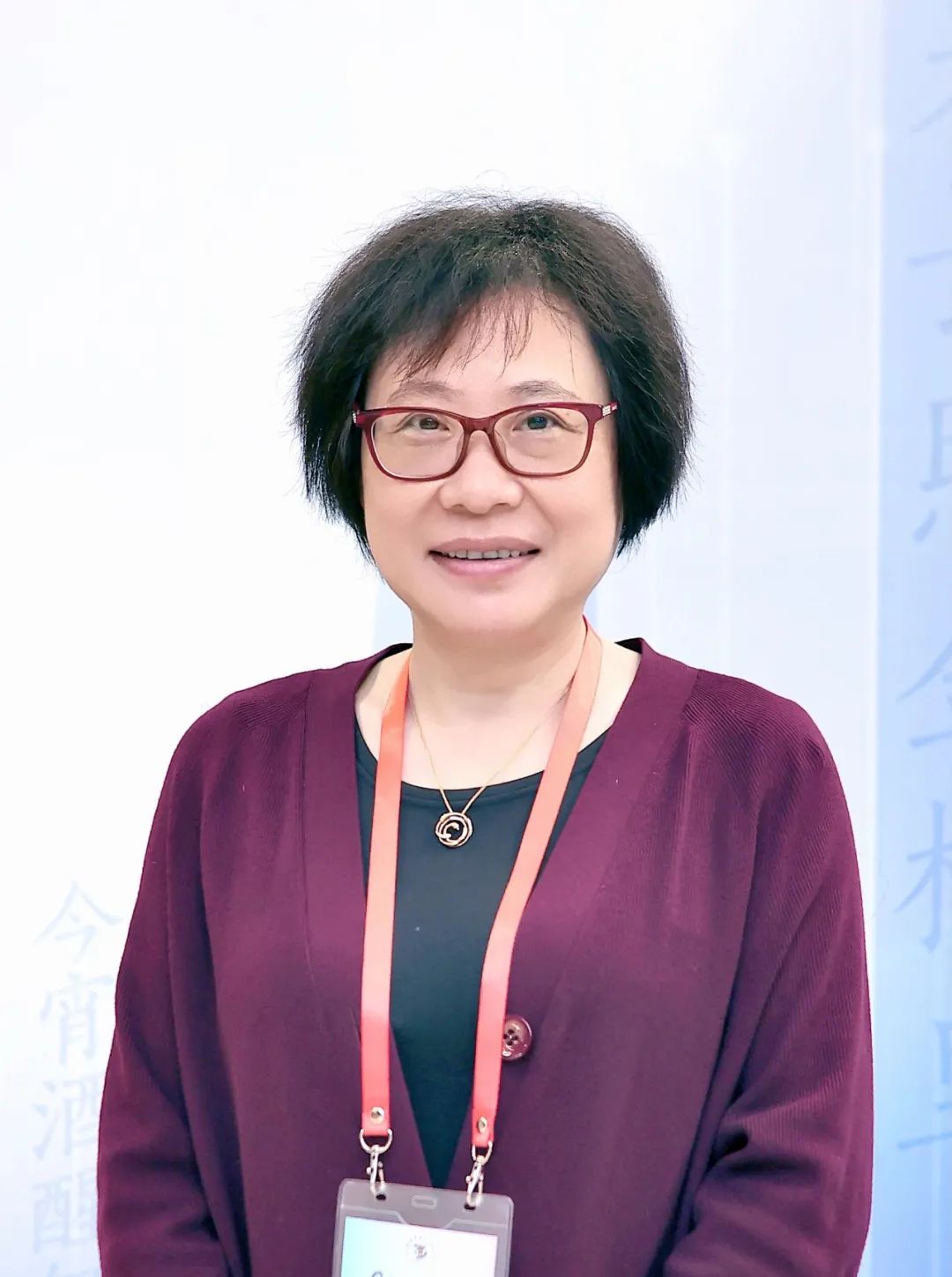 榮榮，本名褚佩榮，生于1964年，出版過多部詩集及散文隨筆集，參加過《詩刊》社第十屆青春詩會，曾獲《詩刊》《詩歌月刊》《人民文學》《北京文學》等刊物年度詩歌獎、中國作家出版集團優秀作家貢獻獎、首屆徐志摩青年詩人獎、第二屆中國女性文學獎、劉章詩歌獎、十月文學獎、全國第四屆魯迅文學獎等。