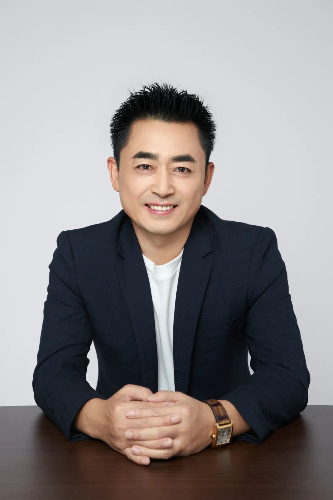 王峰，中國作家協會會員，中國詩歌學會會員?，F為波音客機資深機長。曾獲第六屆泰山文藝獎，第二屆艾青詩歌獎。詩作發表于《人民文學》《詩刊》《十月》《作品》《詩歌月刊》《星星》《草堂》《鐘山》。出版詩集《三萬英尺》《睡在溪邊的魚》《天際線》《下垂的時間》。