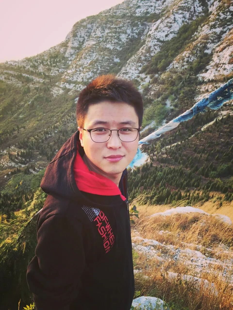 王二冬，男，1990年生于山東無棣，現居北京，快遞行業從業者。中國作家協會會員、新工業詩歌代表詩人、山東省作協簽約作家。參加《詩刊》社第36屆青春詩會、首屆國際青春詩會，著有詩集《東河西營》《快遞中國》等三部。