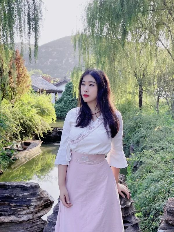 楊碧薇，中央民族大學文學博士，北京大學藝術學博士后。中國作家協會會員，中國文藝評論家協會會員。學術研究涉及文學、搖滾、民謠、電影、攝影、裝置等。出版《下南洋》《去火星旅行》等詩集、散文集、學術批評集等多部。主講個人網課《由淺入深讀懂漢語新詩》入駐騰訊視頻。