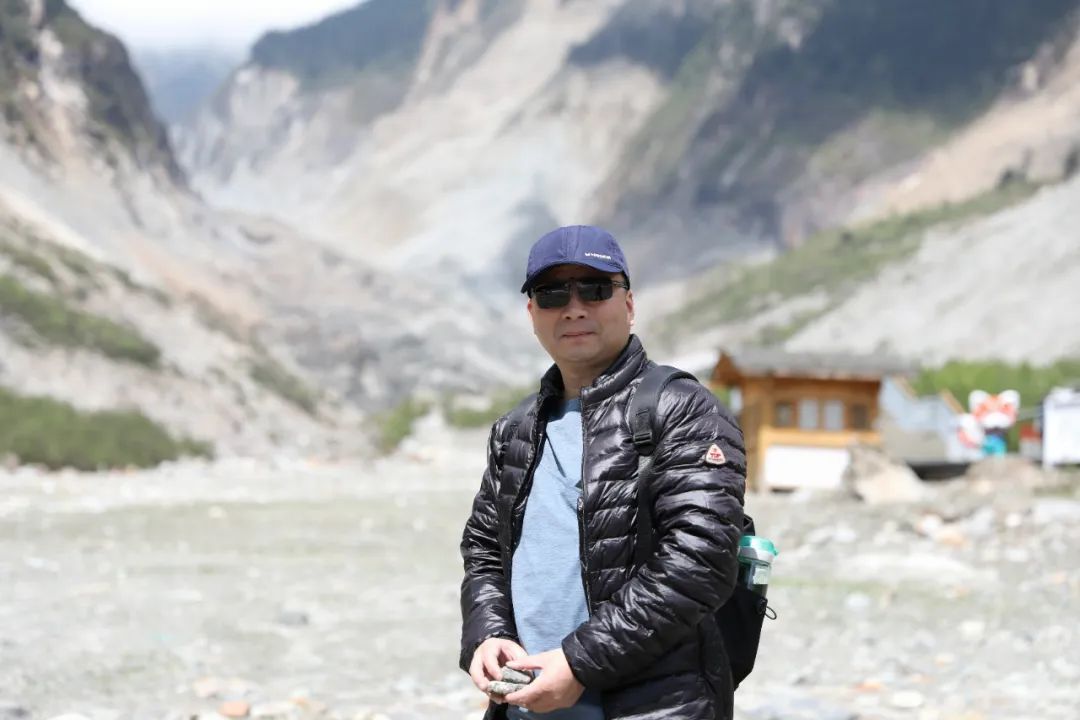 俞敏，筆名肅其羽，浙江杭州人?，F為浙江省杭州市市場監管局二級巡視員。八十年代中期開始寫詩?，F為浙江省作協會員、中國詩歌學會會員。有作品刊發在《詩刊》《星星》《詩選刊》《詩歌月刋》《綠風》《詩林》《詩潮》等。出版個人詩集《隱匿的星辰》《越過山頂的太陽》《路過不確定的時間》三部。曾獲第八屆李白杯全國詩歌大賽三等獎等獎項。