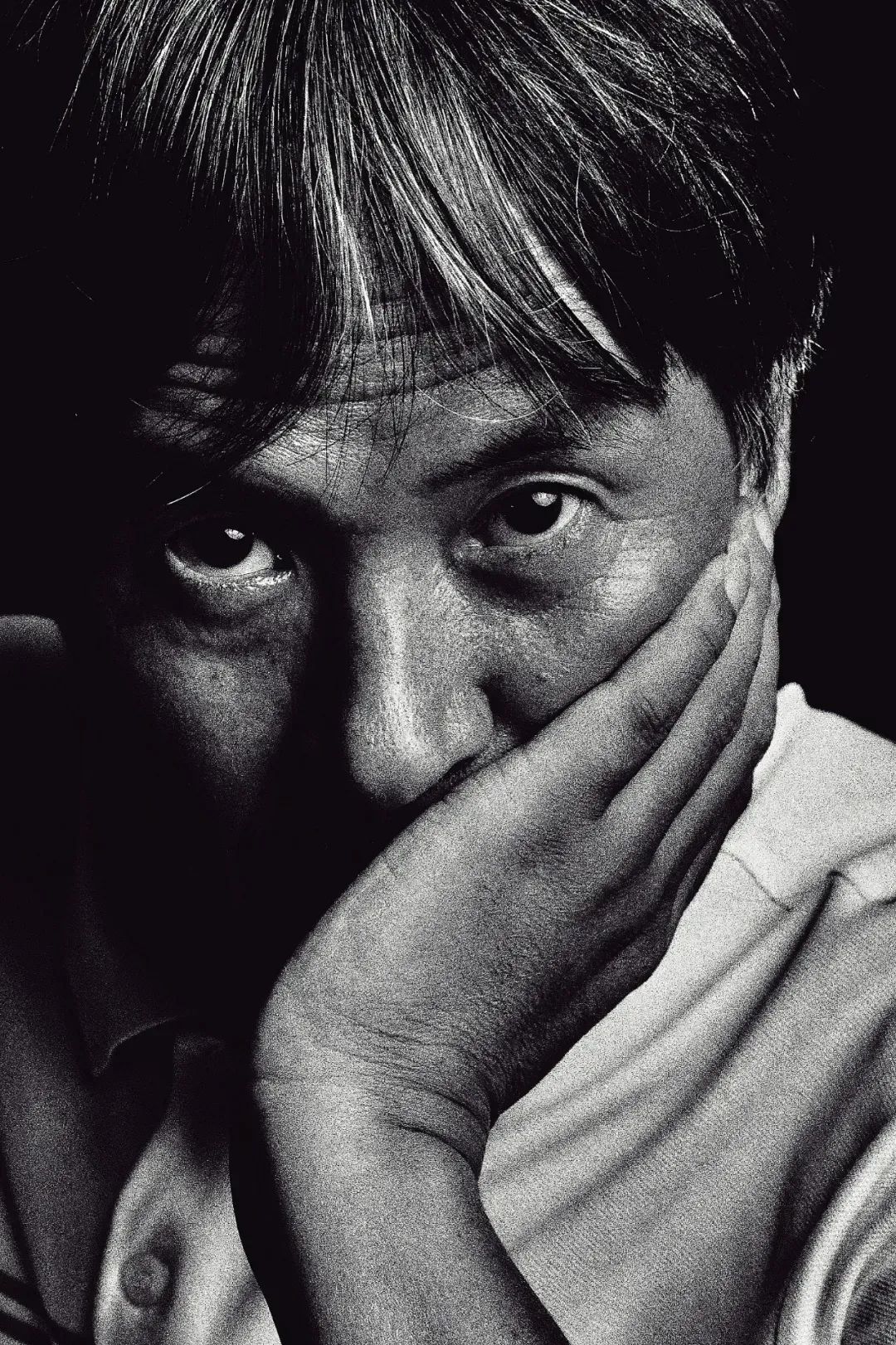 蔣立波，又名陳家農，出生于浙江嵊州。著有《聽力測試》《迷霧與索引》《呼吸練習》等多部詩集。歷獲柔剛詩歌獎、《人民文學》青春中國詩歌獎、揚子江詩學獎、突圍年度詩人獎等獎項?，F居杭州遠郊。