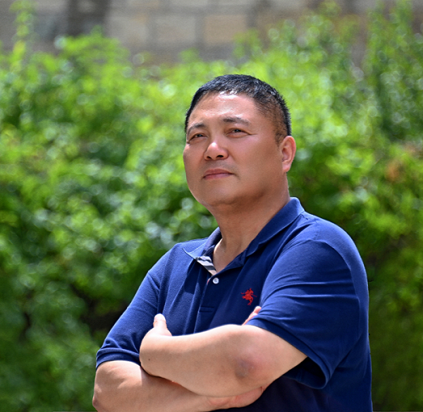 葉德慶，中國作家協會會員。出版詩集《人間論》《天際流》等五部書籍。作品發表于《人民文學》《十月》《詩刊》等。