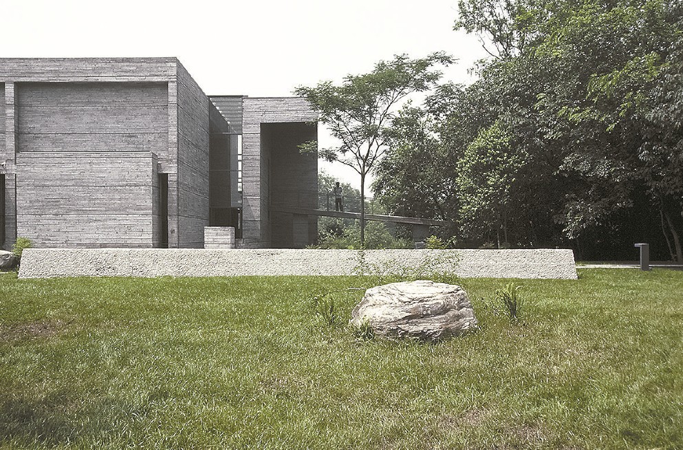 鹿野苑石刻藝術博物館清水混凝土墻的在地處理技藝，不僅成為“低技策略”的具體運用，更構成了2000年初期國內建筑學界關于“建構”理論之爭鳴的重要個案。（攝影：畢克儉）