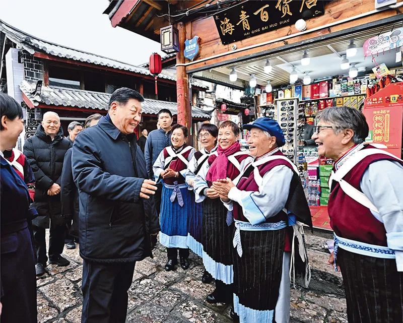 2025年3月19日至20日，中共中央總書記、國家主席、中央軍委主席習近平在云南考察。這是19日下午，習近平在麗江古城考察時，與當地居民親切交流。 新華社記者 燕雁/攝