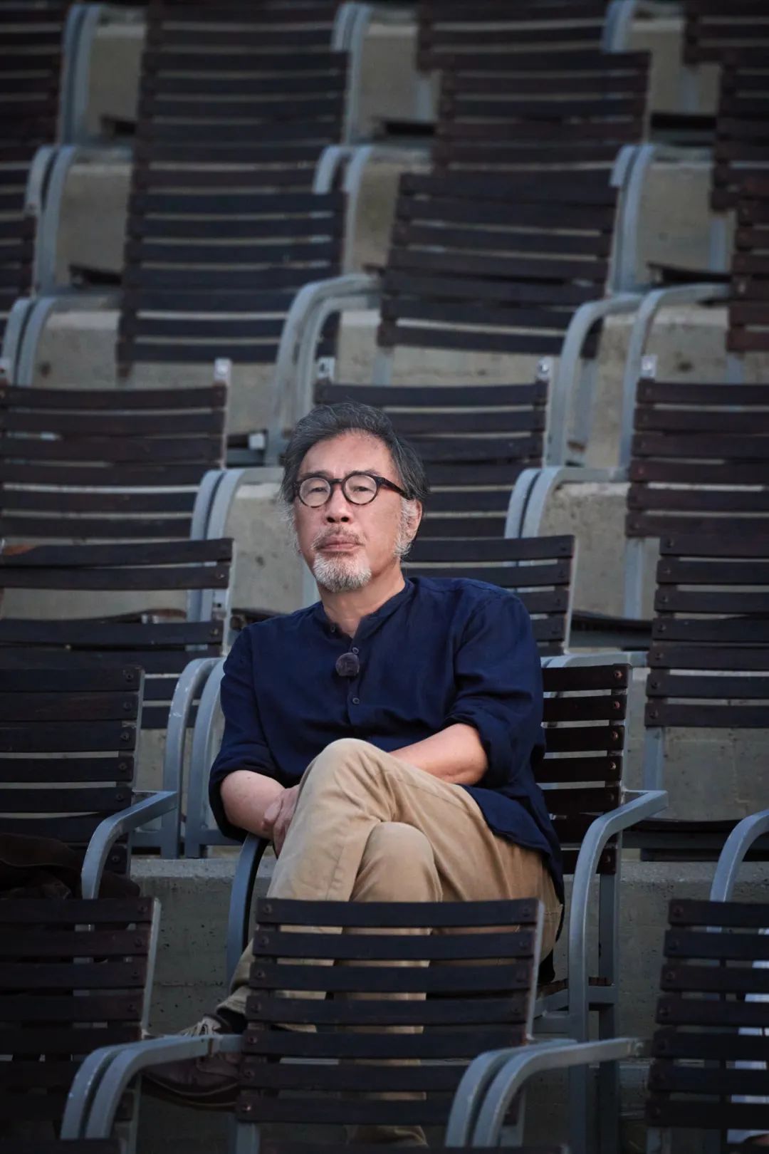  西川  1963年生，詩人、散文和隨筆作家、翻譯家，北京師范大學特聘教授。出版有詩集、隨筆集、論著、詩劇等多部作品及多種詩歌詩論譯作。曾獲魯迅文學獎（2001）、中國書業年度評選·年度作者獎（2018）、聞一多詩歌獎（2024）、德國魏瑪全球論文競賽十佳（1999）、瑞典馬丁松玄蟬詩歌獎（2018）等。作品入選多種選本并被廣泛譯介于三十多個國家和地區。其英譯作品《蚊子志：西川詩選》(譯者Lucas Klein)入圍2013年度美國最佳翻譯圖書獎，并獲美國文學翻譯家協會2013年度盧西恩·斯泰克亞洲翻譯獎。