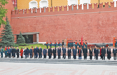 當地時間五月九日，俄羅斯舉行盛大慶典，紀念蘇聯偉大衛國戰爭勝利八十周年。國家主席習近平和來自世界二十多個國家及國際組織領導人應邀出席慶典。慶典結束后，各國領導人集體合影留念。    新華社記者??黃敬文攝