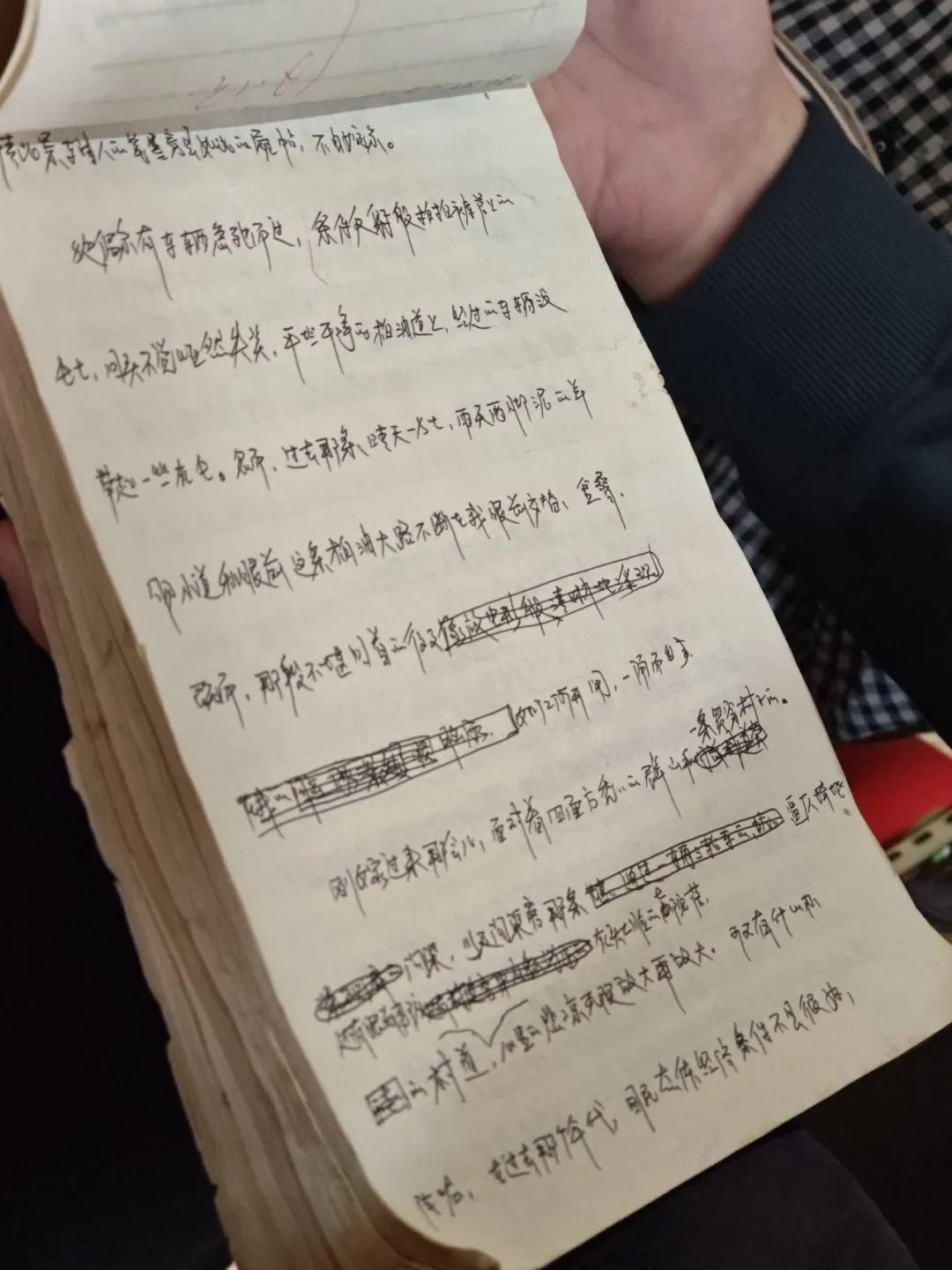 王對平在孩子作業本背面寫作