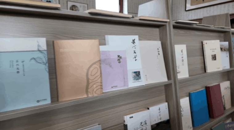木蘭書院內擺放著本土作家的作品