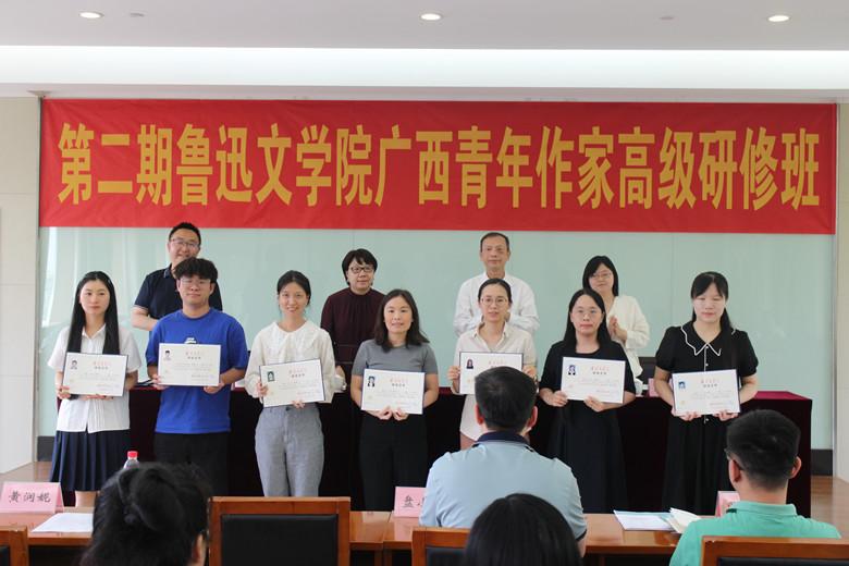 為學員頒發結業證書（其中一組）