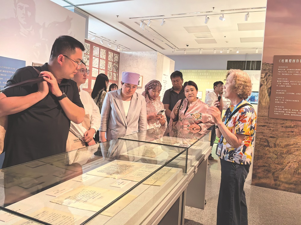 作家們在中國現代文學館參觀“三紅一創 青山保林”紅色經典展