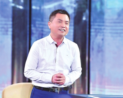 彭學明：中國作家協會原創聯部主任，中國作家協會散文創作委員會副主任，全國第九、十屆人大代表。主要代表作：長篇紀實散文《娘》、長篇小說《爹》、散文集《我的湘西》《祖先歌舞》、報告文學《人間正是艷陽天》等，先后獲中宣部“五個一工程”獎、中國政府出版獎、中國年度好書獎、中國圖書獎、全國少數民族文學駿馬獎、《人民文學》獎、郭沫若文學藝術獎等，多篇作品被收錄進大、中學語文教材、中高考試題，并譯成英、法、俄、日、阿拉伯、匈牙利、哈薩克、意大利等文字在十多個國家出版。