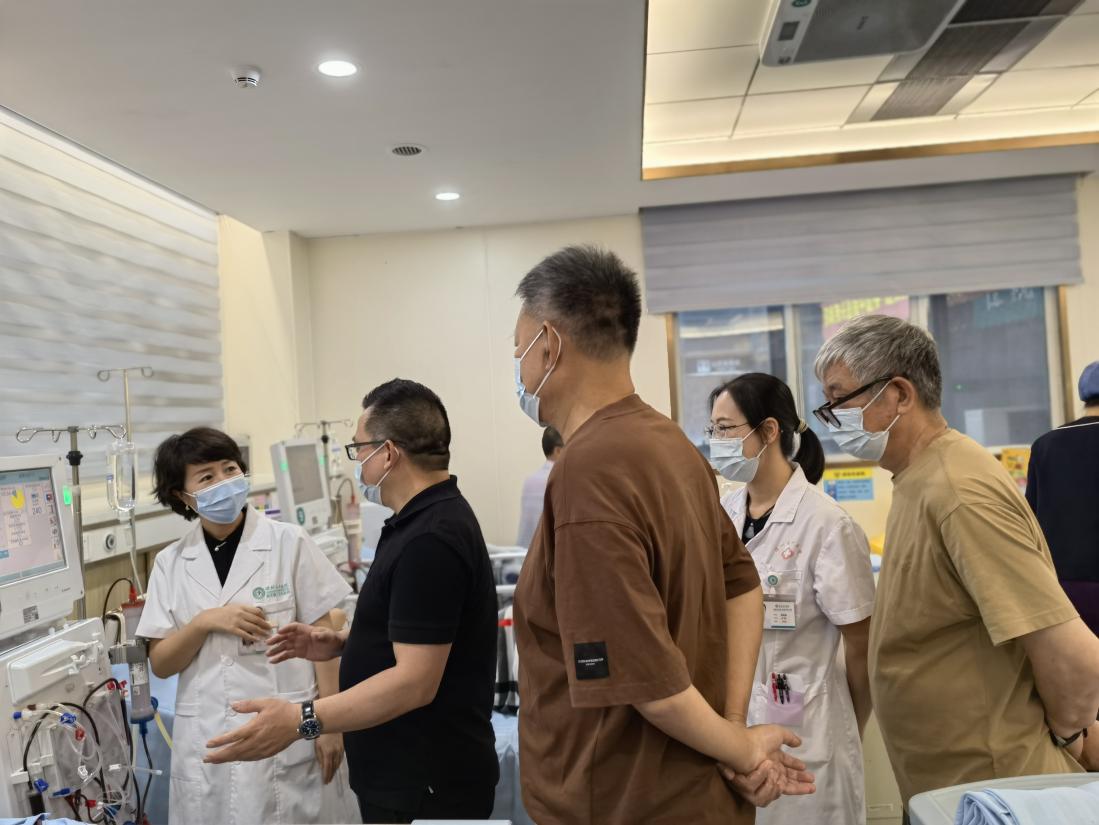 志愿者到透析中心調研