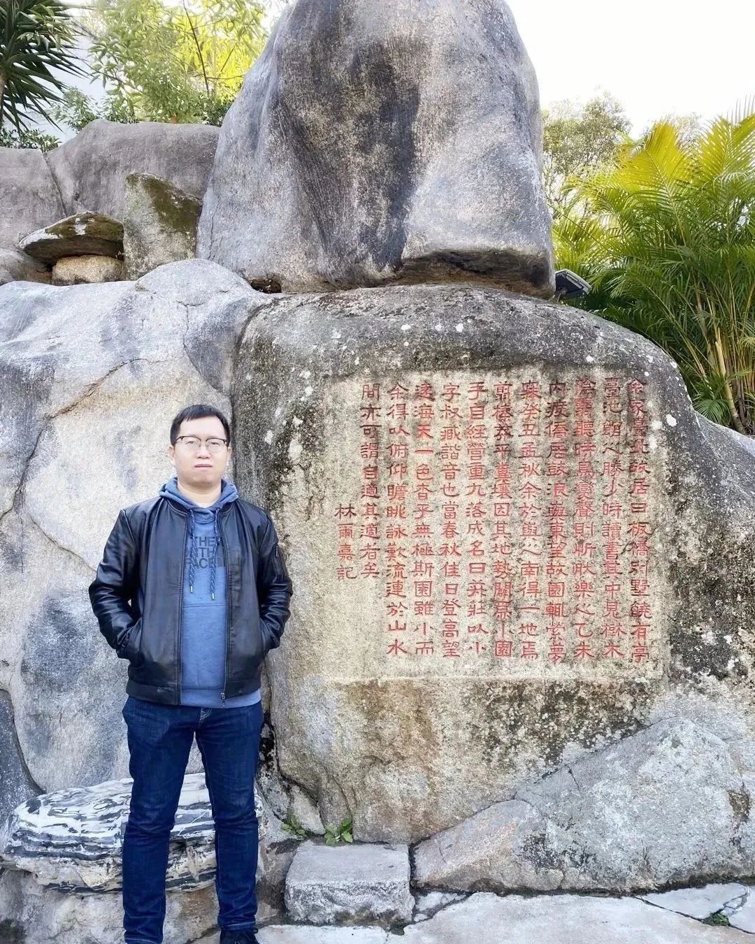 張象，中國作協會員，山西文學院簽約作家。小說見于《十月》《上海文學》《青年文學》等刊物，出版作品有《外省青年》等三部。