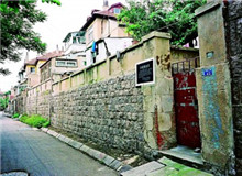 現代作家的青島印象與抗戰記憶　　青島是中共地下黨組織和左聯小組的重要據點，也是大批現代作家的寓居之地。[詳細]