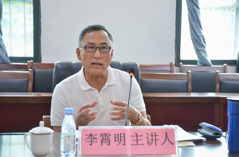 李霄明在崇左改稿會現場（陳敏 攝）