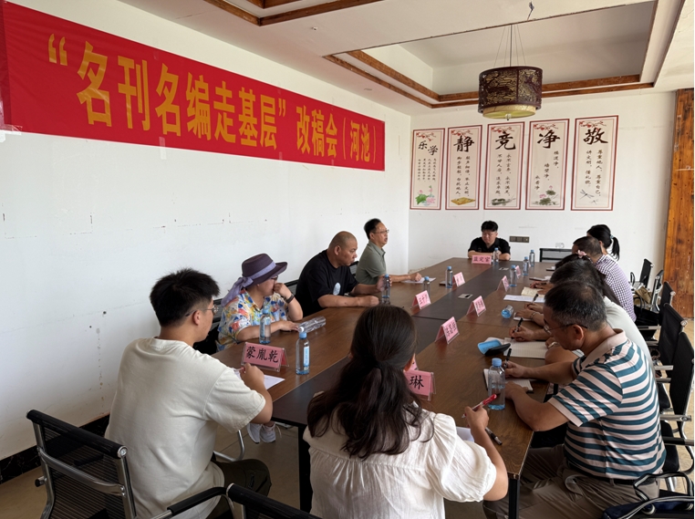 王十月在“名刊名編走基層”河池改稿會現場。（潘劍 攝 )