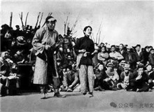 《放下你的鞭子》：“流動的抗戰火炬”　　1939年，為抗戰籌款的徐悲鴻，遇到了來此地演出的新中國劇團。[詳細]