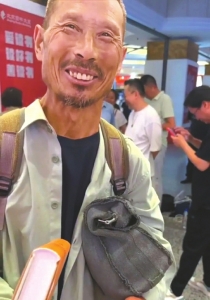 河南農民工劉詩利參加作家陳行甲新書分享會。圖據人民日報客戶端