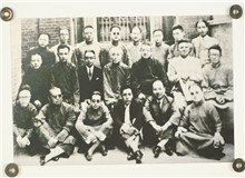 大經中學往事　　在這文化蒙塵的至暗時刻，嚴獨鶴、周瘦鵑、陸澹安、朱大可等一眾文人合力辦了一所“大經中學”……[詳細]