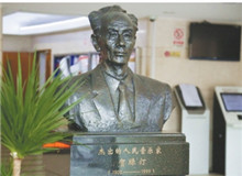 《游擊隊歌》：“每一寸土地都是我們自己的”　　“我們都是神槍手，每一顆子彈消滅一個敵人。我們都是飛行軍，哪怕那山高水又深……”[詳細]