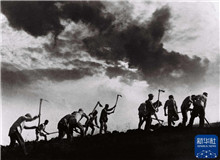 抗戰攝影師吳印咸：時代長河中的光影記錄　　1938年的漢口街頭，荷蘭導演尤里斯·伊文思把自己的攝影機交給了一個中國人。[詳細]