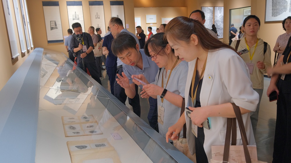 觀眾參觀河南歷代金石碑帖文獻展   洛陽市圖書館供圖