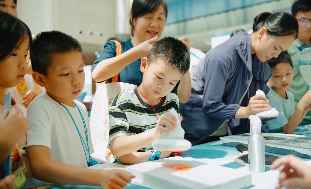 讀者在江右曬書會體驗拓印和雕版印刷項目   江西省圖書館供圖